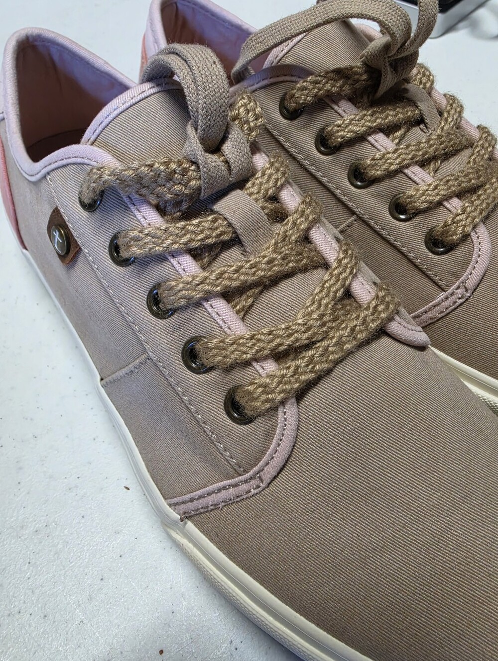NEW Taos Super Soul Sneakers Women’s 10W Taupe Pink Canvas Extra Laces